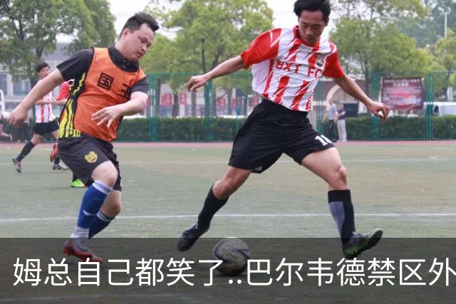 姆总自己都笑了..巴尔韦德禁区外远射，正好打在姆巴佩身上弹出